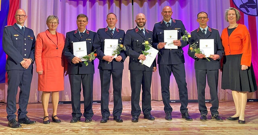 Innenministerin Tamara Zieschang (von rechts) verlieh die Feuerwehrspange des Landes Sachsen-Anhalt an Mario Große (Ortsfeuerwehr Aderstedt), Jens Hartmann, Marcus Hillegeist (beide Biendorf/Wohlsdorf), Mario Spandau (Bernburg) und Reiner Timplan (Biendorf/Wohlsdorf). Auch Oberbürgermeisterin Silvia Ristow und Stadtwehrleiter Tilo Timplan gratulierten.