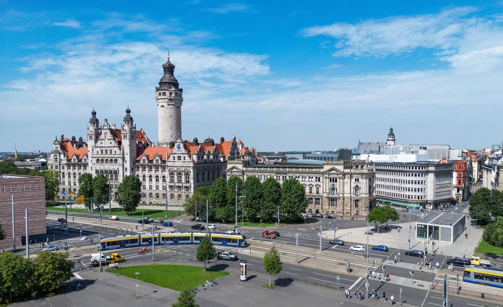 Blick über den Leipziger Wilhelm-Leuschner-Platz hin zum Neuen Rathaus.