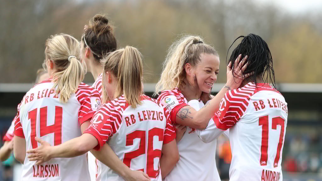 Jubeltraube bei RB Leipzig nach dem Tor von Lydia Andrade (r.), daneben Doppeltorschützin Jenny Hipp (2.v.r.).