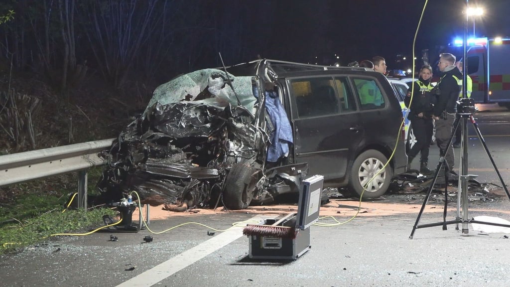Ein zerstörtes Auto steht nach einem Unfall auf dem Seitenstreifen.