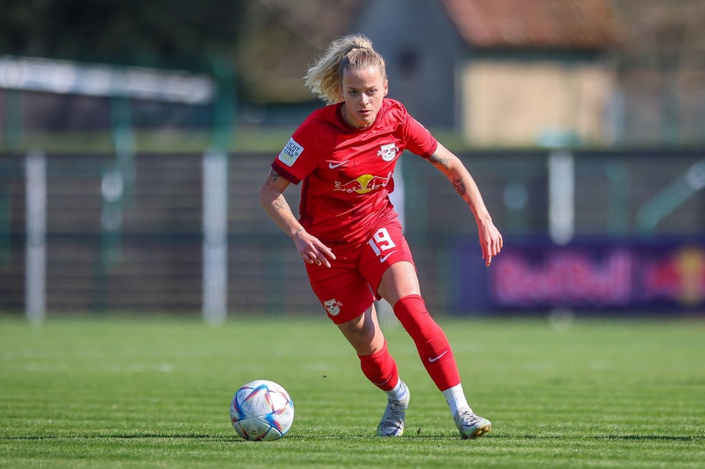 Leipzigs Spielerin Jenny Hipp am Ball.