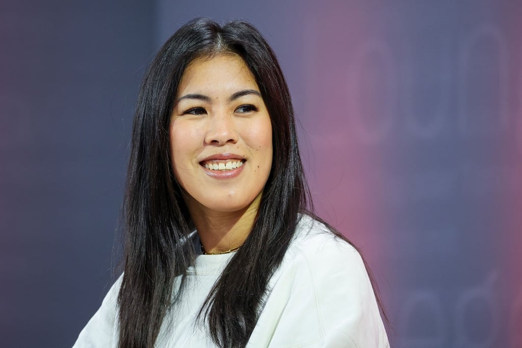 Mai Thi Nguyen-Kim, deutsche Wissenschaftsjournalistin und Fernsehmoderatorin, sitzt auf der Leipziger Buchmesse.