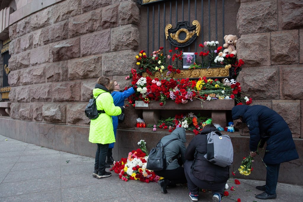 Menschen legen in St. Petersburg Blumen zum Gedenken an die Opfer des Moskauer Terroranschlags nieder.