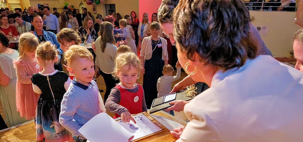 Mit großem Ernst waren die Kinder des Kita-Rates zur Unterschrift unter ihre Verfassung auf die Bühne gekommen.