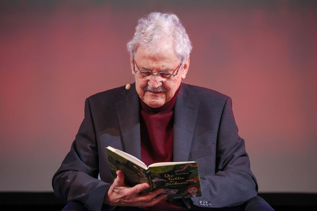 Der deutsche Kinderbuchautor Paul Maar sitzt bei einer Lesung auf der Leipziger Buchmesse.
