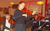 Maria Dossin spielte die erste Geige beim Konzert des Kammerorchesters unter Leitung von Jens-Peter Dossin beim Frühlingswirtschaftsempfang in Arendsee.