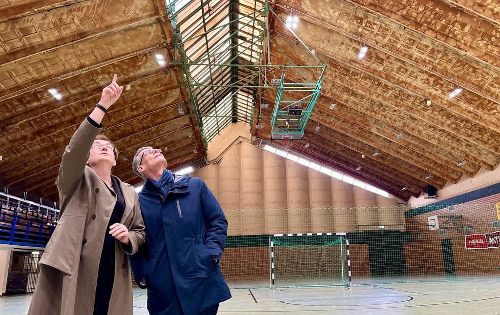Bundesbauministerin Klara Geywitz schaute sich mit Bürgermeister Egbert Geier das zwar formschöne, aber auch marode Dach der Sporthalle an.