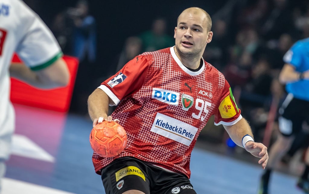 Berlins Paul Drux spielt den Ball.
