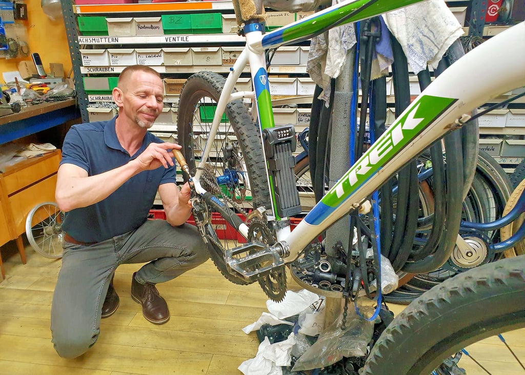 Der Frühling ist da und die „Albatross“-Werkstatt voll: Inhaber Frank Czymmek merkt, dass die Leute ihre Räder wieder intensiver nutzen.