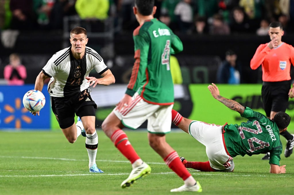 Deutschlands Kevin Behrens (l) läuft dem Ball nach. Der Angreifer rechnet nicht mit einem zeitnahen Comeback im DFB-Dress.