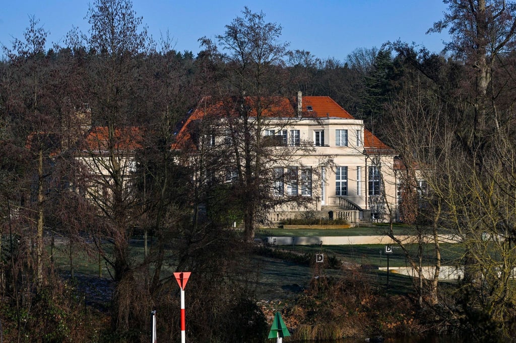 Blick auf ein Gästehaus in Potsdam, in dem AfD-Funktionäre sowie einzelne Mitglieder der CDU und der erzkonservativen Werteunion an einem Rechten-Treffen teilgenommen haben.