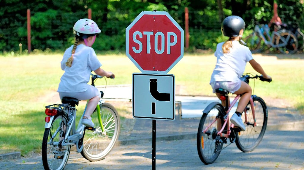 Wenn das Rad nicht zu groß und nicht zu klein ist, bewegen sich die Kinder im Straßenverkehr sicher.
