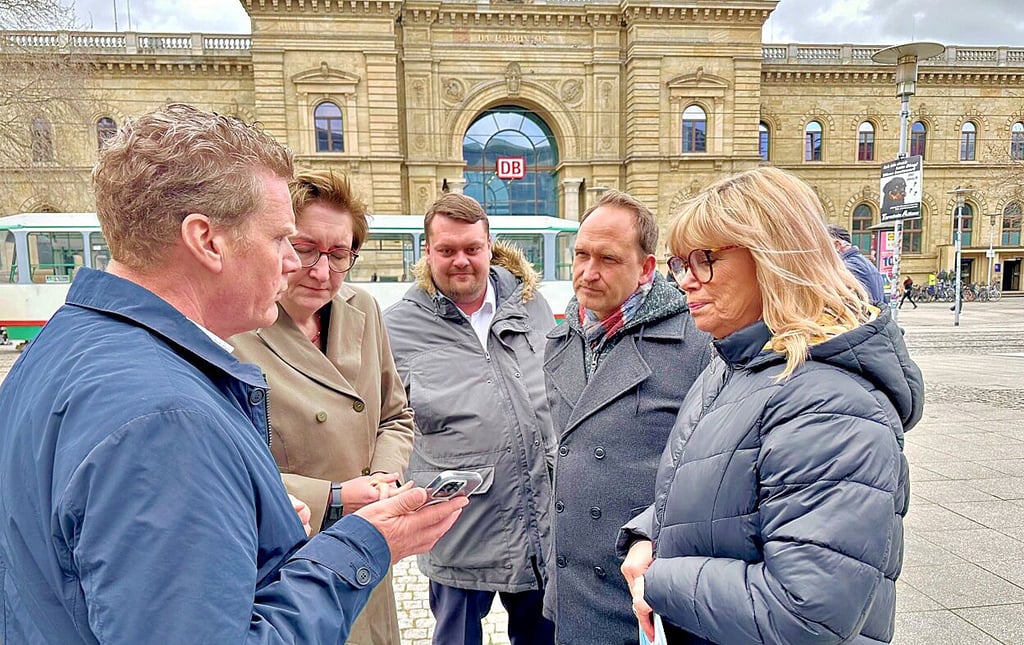Sprachen über die Pläne für den Bahnhofsvorplatz in Magdeburg: Bau-Beigeordneter Jörg Rehbaum (v.l.), Bundesbauministerin Klara Geywitz, Bundestagsmitglied Martin Kröber, Stadtrat Falko Grube und Oberbürgermeisterin Simone Borris.