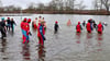 Mehrere Wasserwachtgruppen aus Sachsen-Anhalt beteiligten sich beim Anbaden im See von Kamern. Das Wasser zum Start in die Freiluftsaison ist noch sehr kühl.