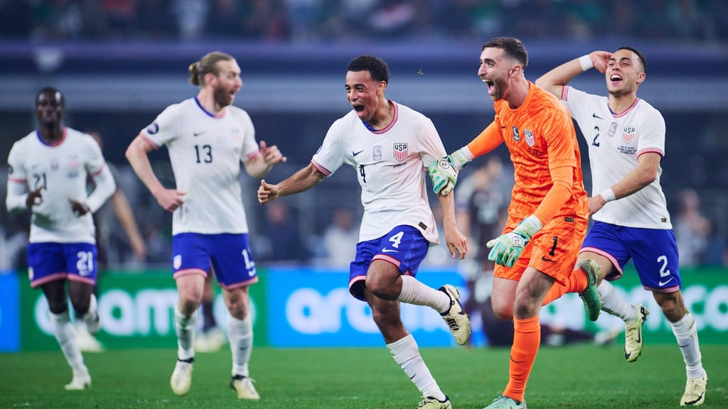 Tyler Adams (2.v.r.) und seine Teamkollegen bejubeln sein Tor gegen Mexiko.