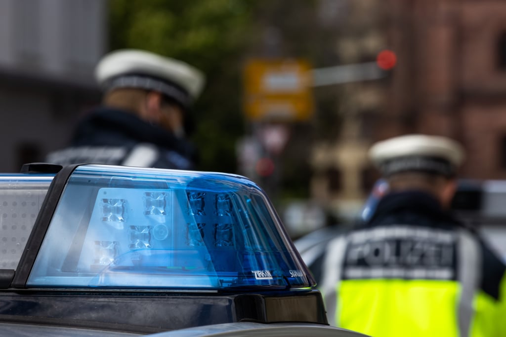 Symbolfoto - Mit vorgehaltenem Messer hat ein Unbekannter eine Apotheke in Eisleben überfallen.