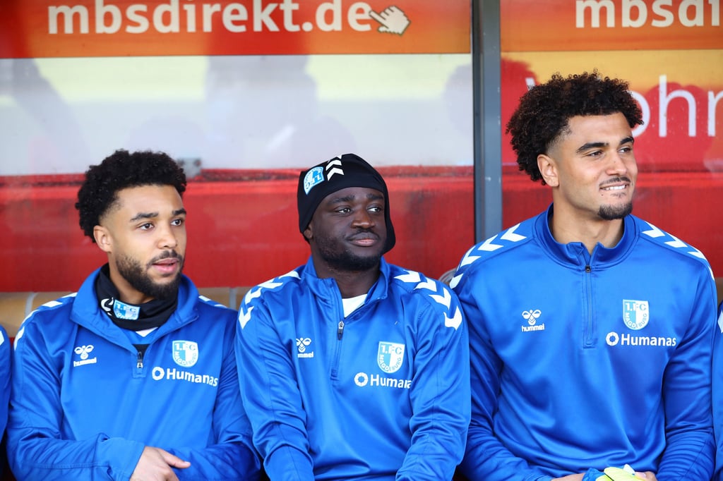 Leon Bell Bell, Amara Condé und Jamie Lawrence vom 1. FC Magdeburg.