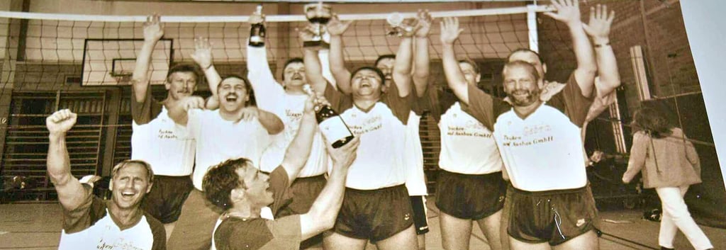 Der Pokalsieg der Volleyball-Oldies aus Genthin gegen Burg im Jahr 1999 war ein Riesenerfolg. Unten links freut sich Wulf Thomas.