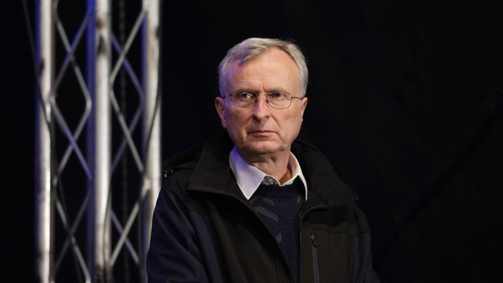 Martin Michaelis am Reformationstag 2022 bei einer Demonstration in Wittenberg. Der Pfarrer will für die rechtsextreme AfD bei der Kommunalwahl im Juni antreten.&nbsp;