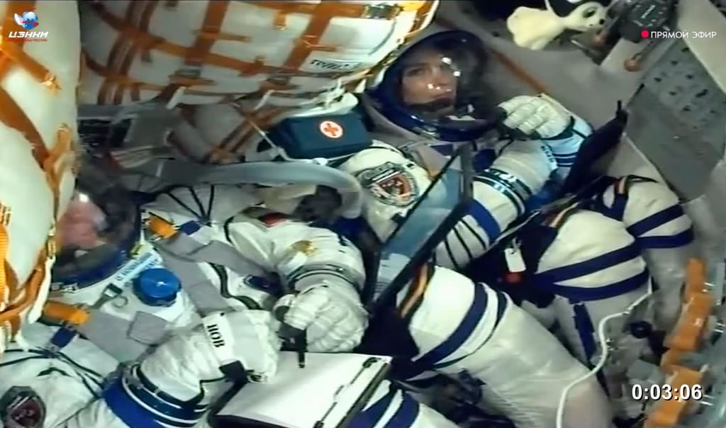 Kosmonaut Oleg Novitsky und Kosmonautin Marina Vasilevskaya am 21. März im Sojus MS-25-Raumschiff.