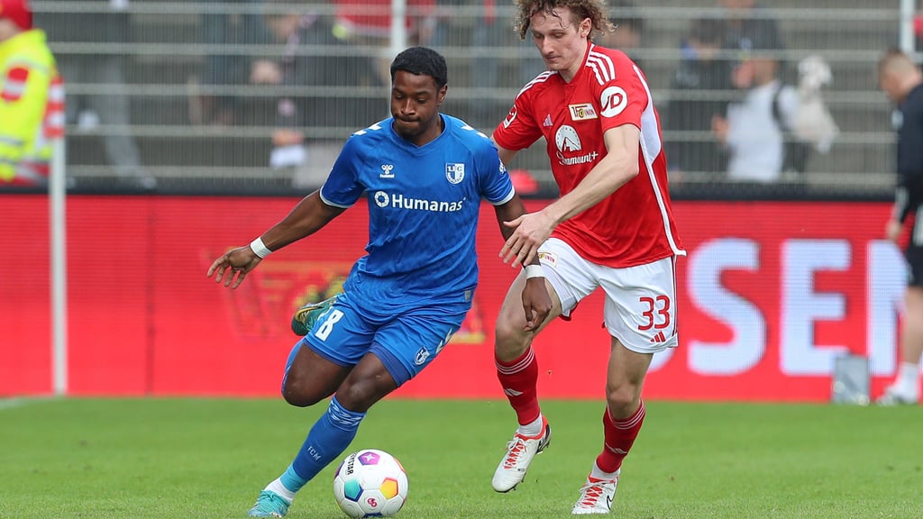 Bryan Teixeira vom 1. FC Magdeburg im Zweikampf mit Alex Kral von Bundesligist Union Berlin.