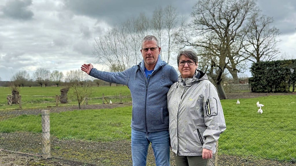 Ronald und Ilona Laschinski aus Jarchau bei Stendal machen mobil gegen Pläne, Windräder in der Nähe ihres Orte und in der Altmark.