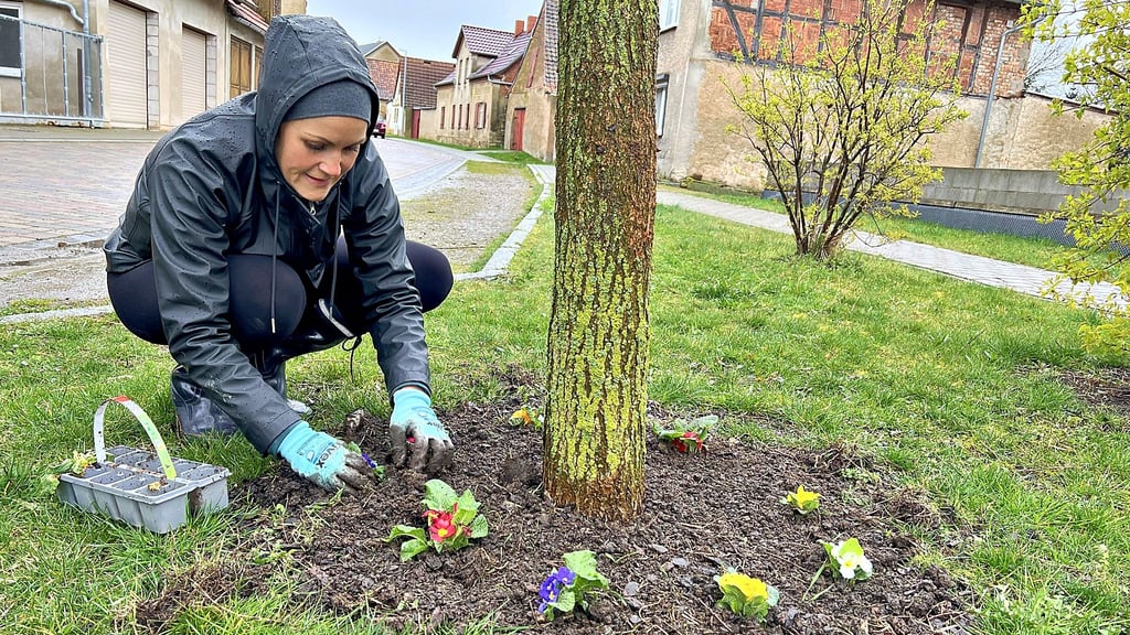 Jenny Winter setzt in Wilsleben auf Farbtupfer. Die Pflanzen müssen in die Erde, da hilft alles nichts.