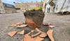 Auf dem Schlosshof sind am Wochenende die Blumenkübel von Unbekannten zerstört worden. 
