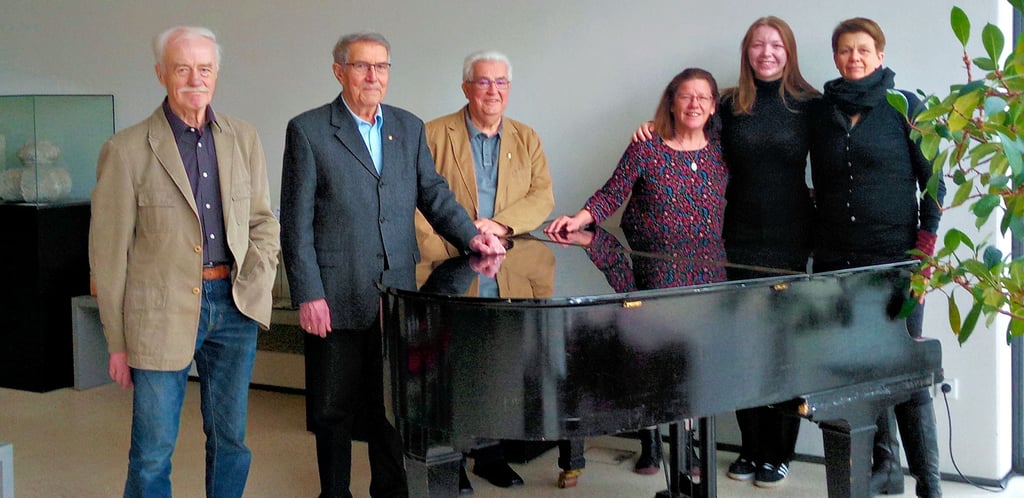 Die Chorsänger Peter Schleich, Jürgen Riesebeck und Jürgen Schmidt übergeben den Flügel an Ilona Jende, Kim Berheine und Annett Börner (v.l.).