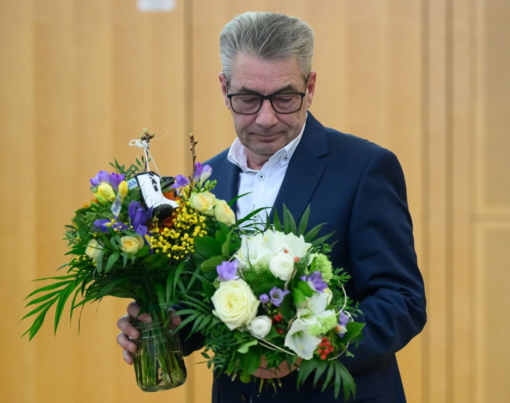 Pirnas neuer Oberbürgermeister Tim Lochner (parteilos) ist bei einer Stadtratssitzung vereidigt worden.
