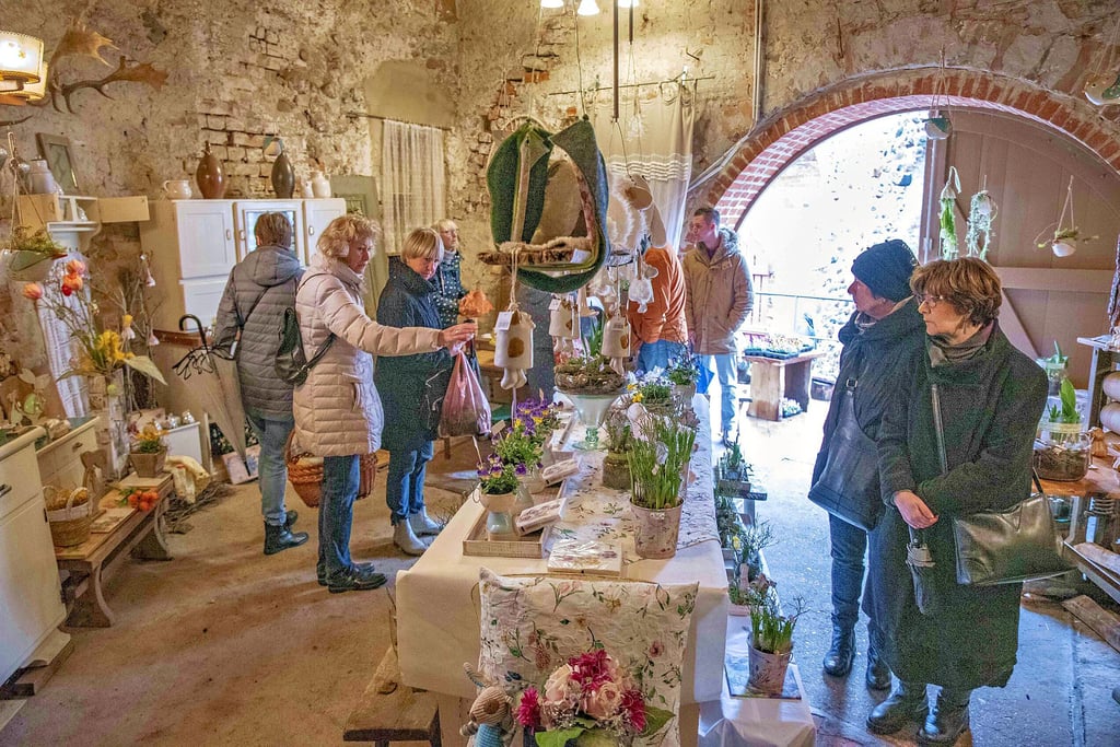 Der Ostermarkt auf der Wasserburg war am Samstag traaditionell gut besucht, trotz des unbeständigen Regenwetters.