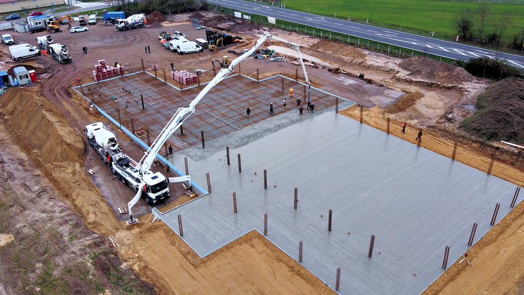 Arbeiter haben in Osterburg die Bodenplatte für einen neuen Norma-Markt betoniert.