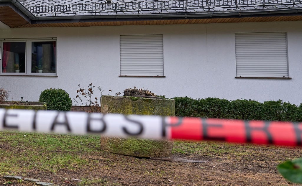 Das Anwesen ist einen Tag nach einer Gewalttat mit mehreren Toten mit Absperrband der Polizei versehen (Archivbild).