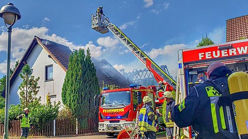 Der Dachstuhlbrand, der zwei Wohngebäude im Landgraben zerstörte, war für die Westdorfer Feuerwehr einer der prägendsten Einsätze im vergangenen Jahr.