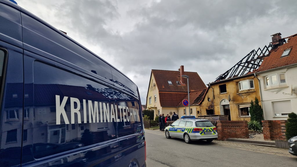 Kriminaltechniker haben am Montag am Brandort in Mücheln nach Spuren gesucht. Wie sich herausstellte, brach der Brand im Badezimmer aus.