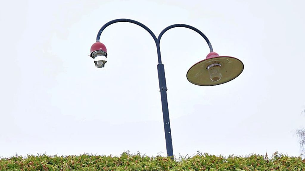 Schiefe Lampe in Glindenberg: Kaputtes wird repariert.