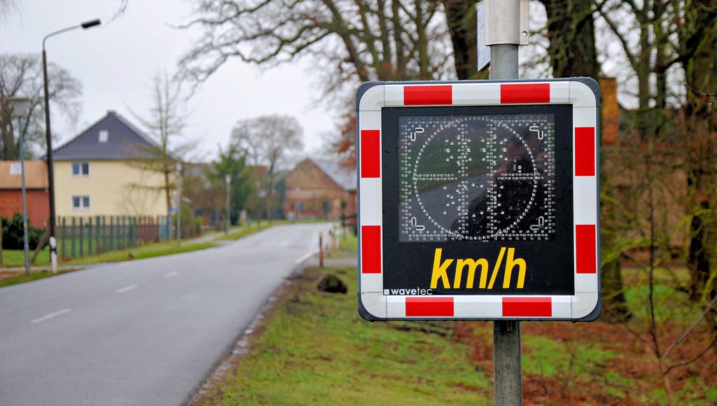 Die Geschwindigkeitsmesstafel, die für einige Wochen am Nettgauer Ortseingang stand, hatte nachweislich positiven Einfluss auf das Fahrverhalten der Autofahrer. Jetzt wird eine dauerhafte Installation angestrebt.