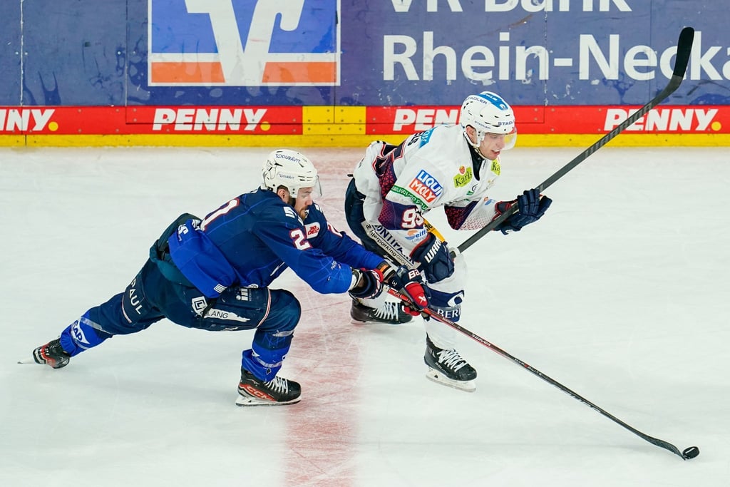 Mannheims Kris Bennett (l) und Berlins Frederik Tiffels kämpfen um den Puck.