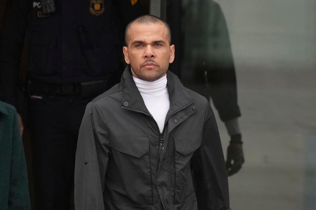 Der brasilianische Fußballer Dani Alves durfte das Gefängnis in Barcelona verlassen und wartet auf seinen Berufungsprozess.