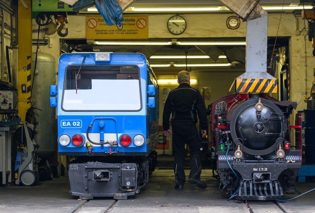 Die Elektro-Lokomotive EA02 (l) und die Dampflok „Moritz“ am Bahnhof Zoo im Großen Garten im Lokschuppen.