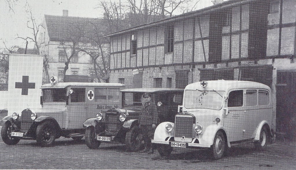 Vor 90 Jahren, zeigt dieses Foto, standen im Hof der damaligen Schützenstraße 16, heute 27, die Krankenwagen.