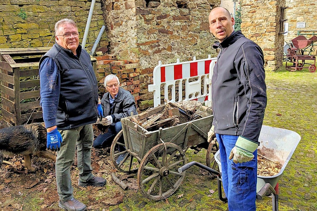 Bei Aufräumarbeiten auf dem großen Burghof im Bereich der „Krummen Scheune“ waren auch Fred Hohmann (v.l.), Hartmut König und René Danschke im Einsatz.