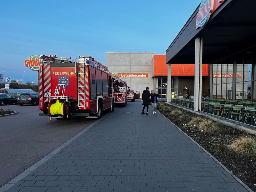 Feuerwehr und Polizei rückten in den Globus in der Dieselstraße in Halle aus, um die Ursache für einen Stromausfall zu finden.
