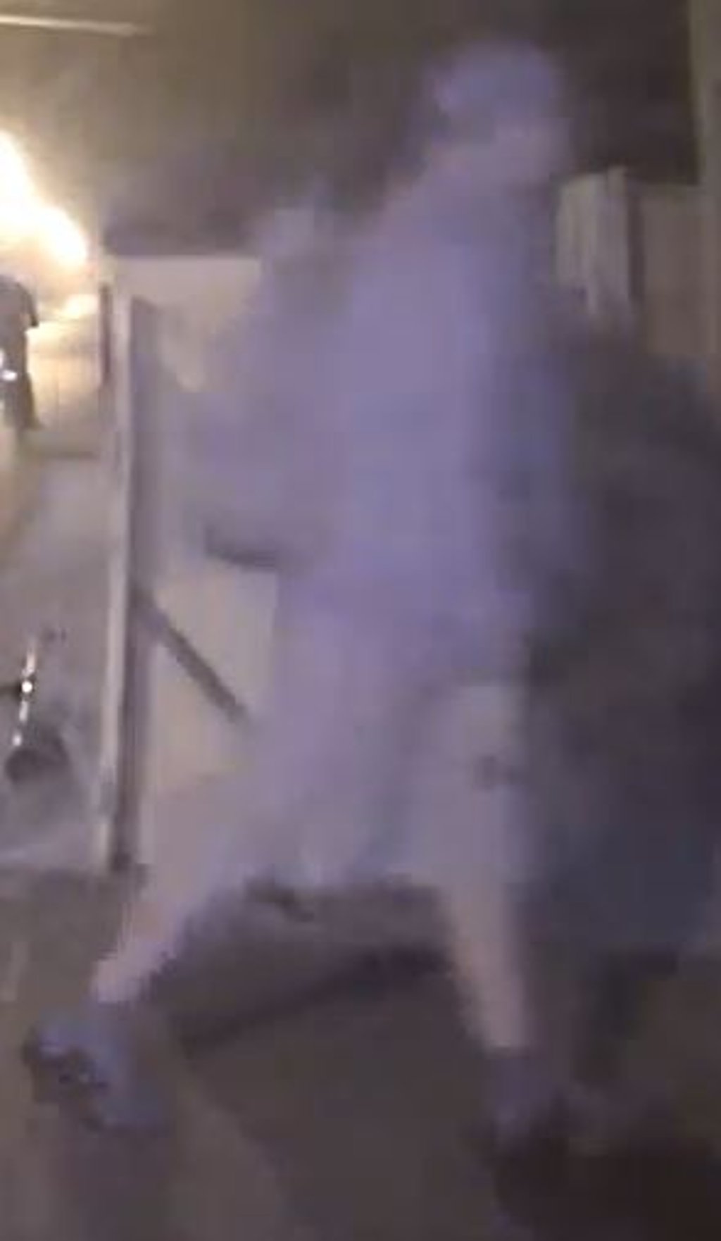 Der dritte Tatverdächtige trägt zur Tatzeit eine kurze Hose.
