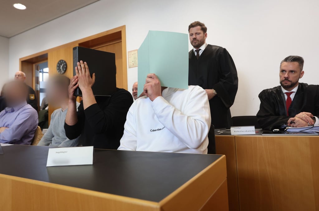 Der Hauptangeklagte (vorne, r) muss sich wegen Herbeiführung einer Sprengstoffexplosion und gefährlicher Körperverletzung verantworten.