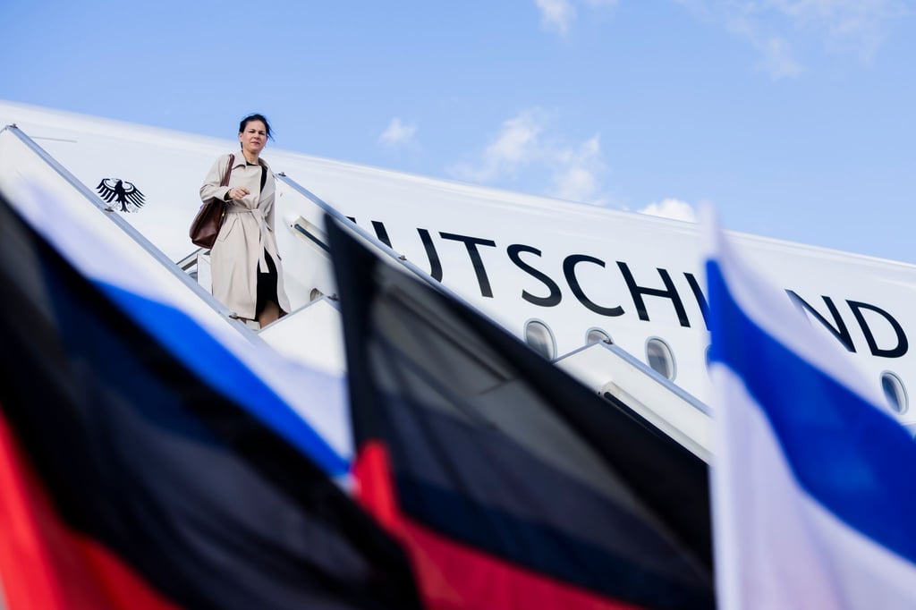 Die nächste Etappe auf ihrer Nahostreise: Außenministerin Annalena Baerbock landet in Tel Aviv.