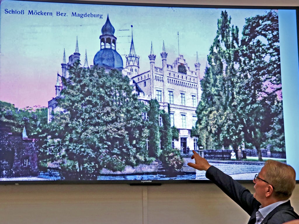 Detlef Friedrich vor einer historischen Aufnahme von Schloss Möckern.