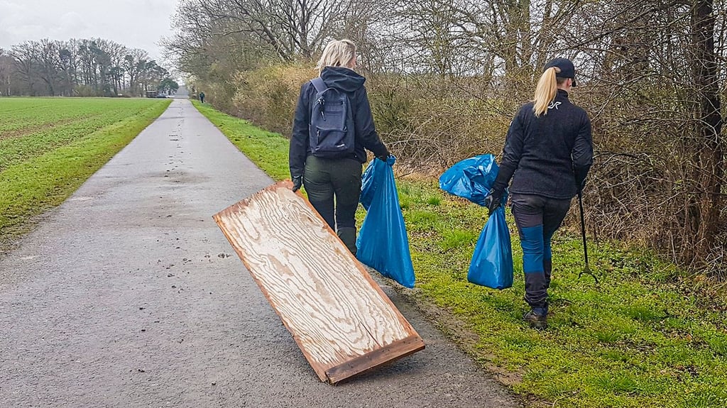 Wischeputz 2024 bei Seehausen (Altmark): Wer einmal seinen Blick geschärft hat, findet mehr und mehr Müll in den Büschen. Hier sind Verena und Marieke Schneider auf Streife.