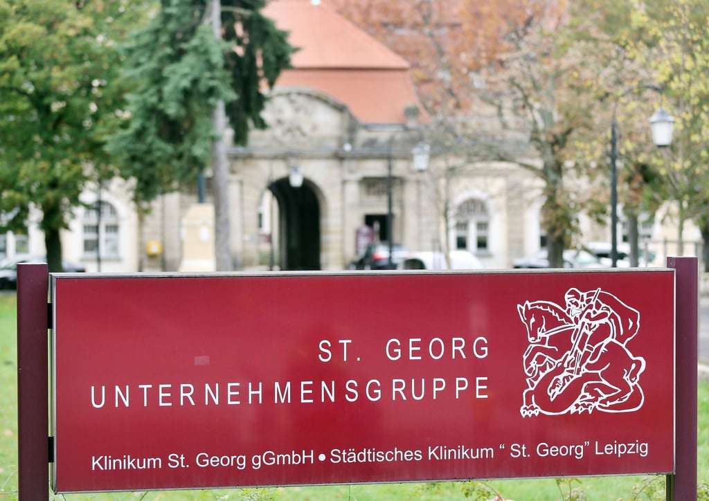 Das Schild an einer Einfahrt auf das Gelände des Sankt-Georg-Klinikums in Leipzig.