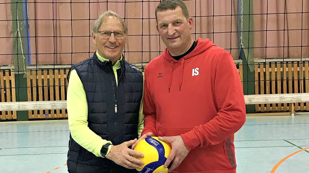 Wulf Thomas (li.) und Trainer Ingo Schulz. Ihn hatte Thomas 1987 zum Volleyballsport geholt.